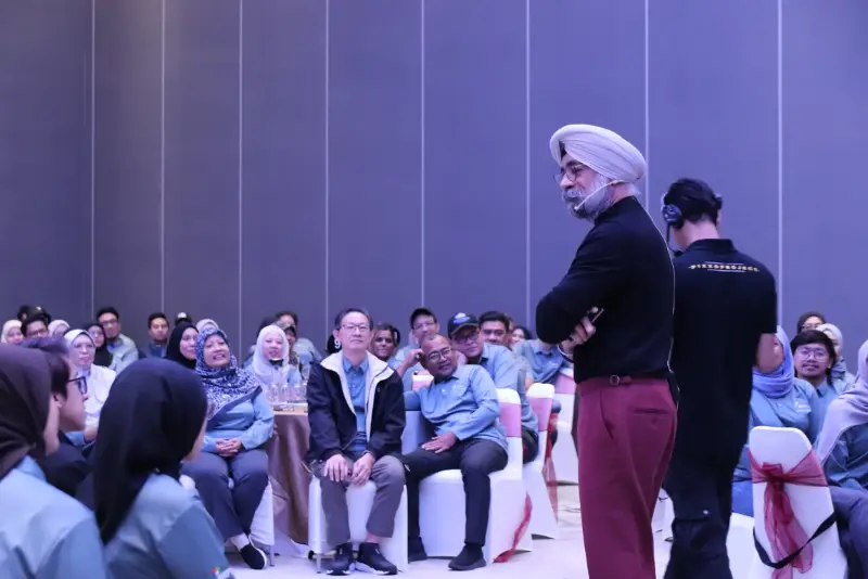 A Learning Edge facilitator addressing a full room of employees during a culture programme session
